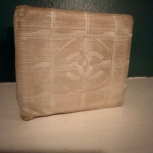 CHANEL Ivory Textured Wallet